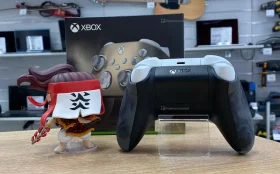 Купить Геймпад беспроводной Xbox Wireless Controller LUNA б/у , в Санкт-Петербург Цена:3990рублей