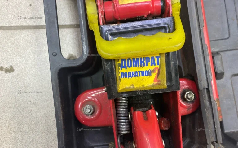 Домкрат подкатной