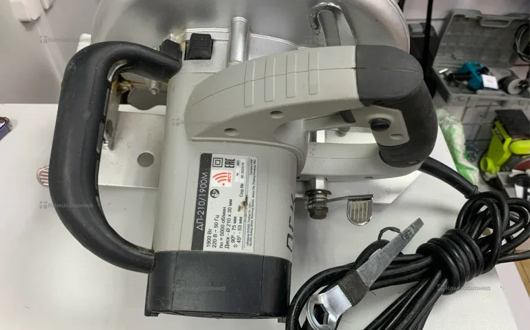 Дисковая пила Интерскол ДП-210/1900М