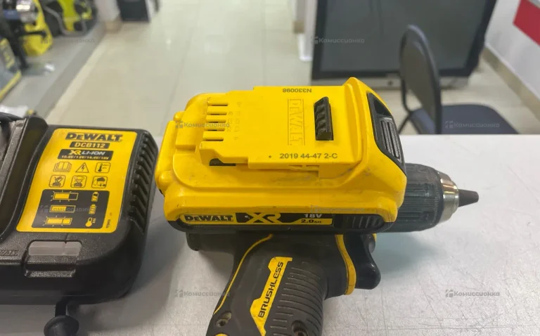 Аккумуляторная дрель-шуруповерт DeWALT DCD708
