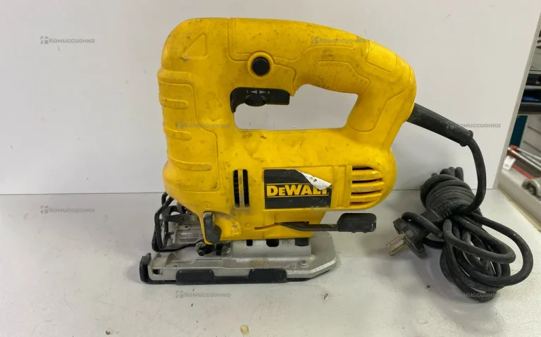 Электролобзик DeWALT DWE 249