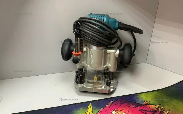 MAkita фрейзер RT0700c