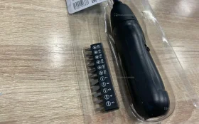 отвертка аккумуляторная с битами