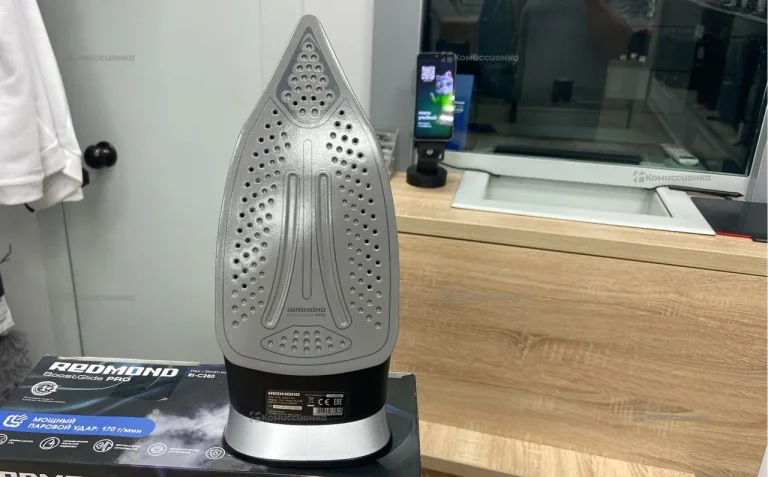 Утюг Redmond RL-C280