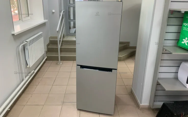 холодильник indesit DS4160 S