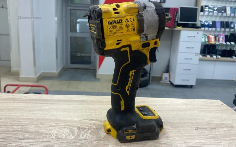 Аккумуляторный компактный гайковерт DeWALT DCF921E