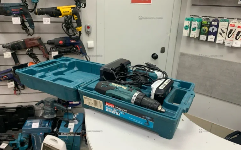 Аккумуляторная дрель-шуруповерт Makita DF488DWE