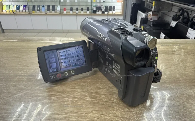 Видеокамера Sony DCR-DVD305