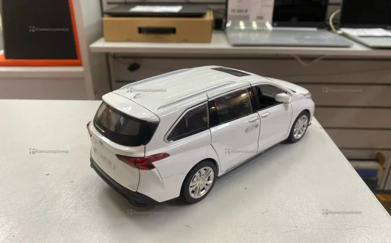 Машинка Toyota Sienna