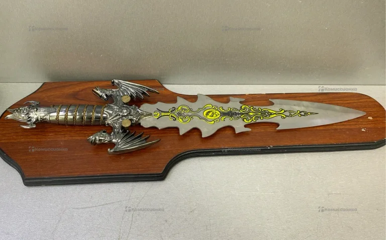 Сувенирный меч на планшете