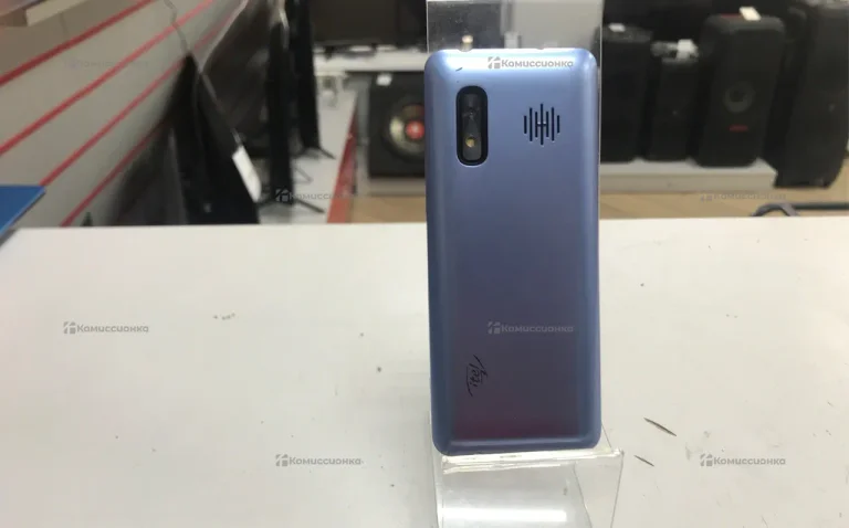 Телефон  Itel голубого цвета