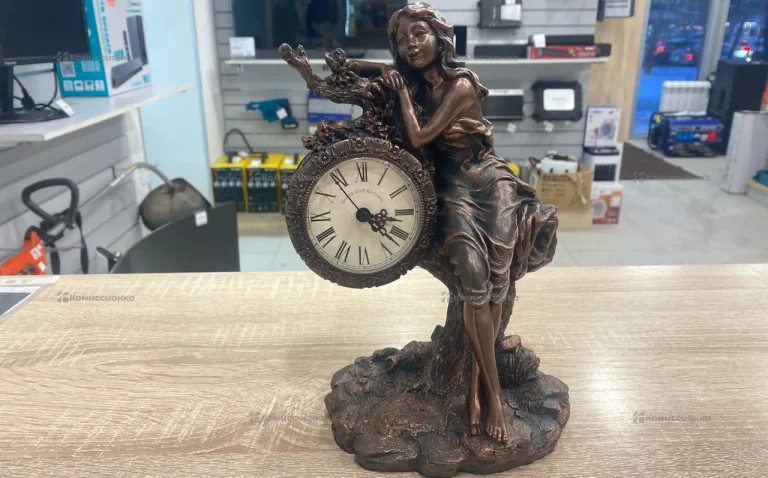 Часы  статуэтка