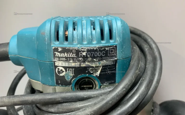 MAkita фрейзер RT0700c