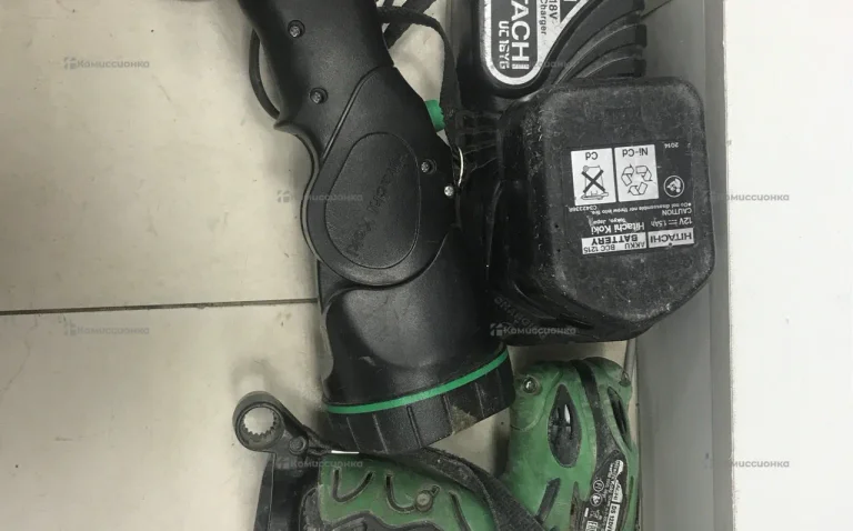 Дрель-шуруповерт и фонарь Hitachi DS12DVF3