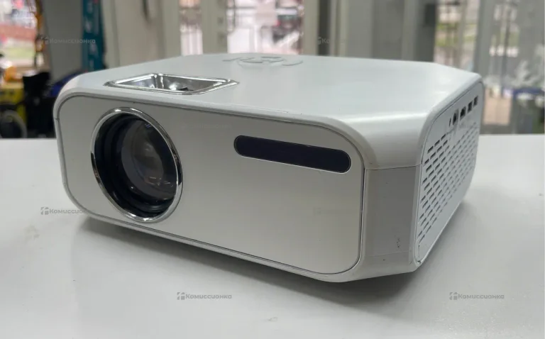 Проектор  Hiper cinema b8 + экран 200x150