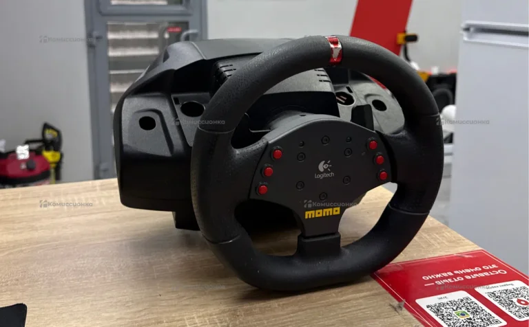 Руль с педалями MOMO Logitech