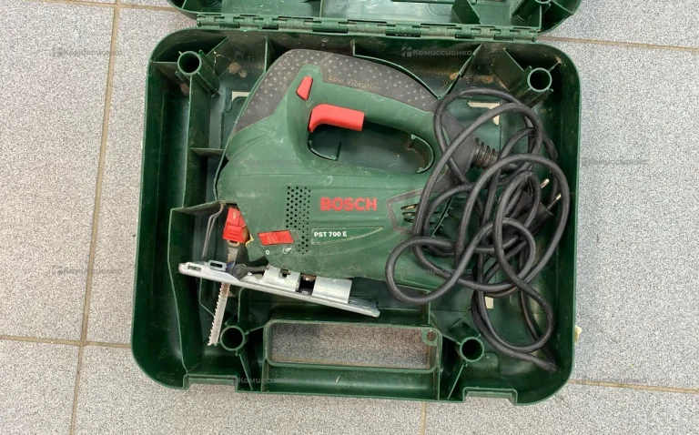 Электролобзик Bosch PST 700 E