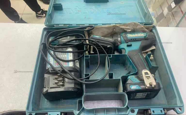 Шуруповерт Makita DF333D.