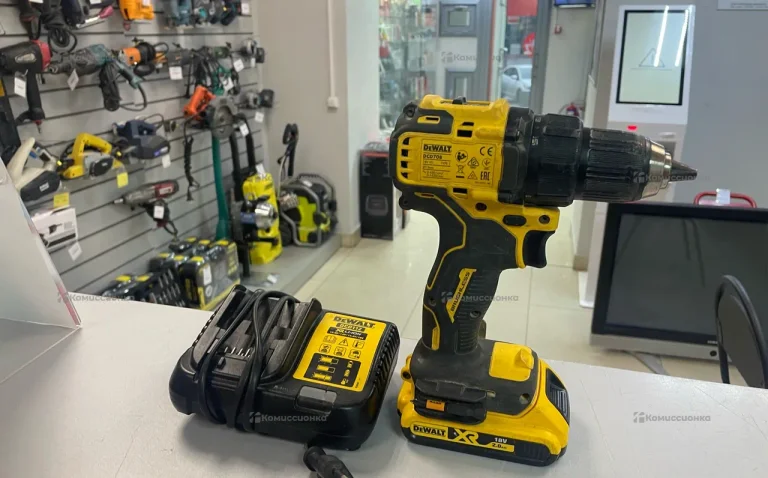Аккумуляторная дрель-шуруповерт DeWALT DCD708