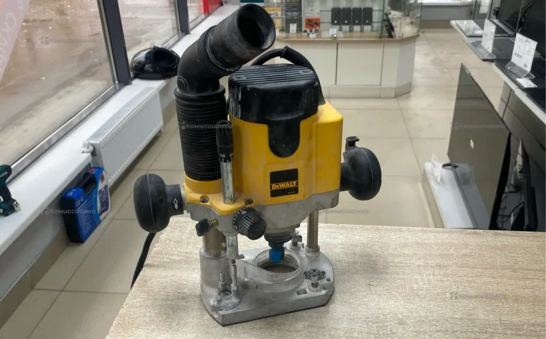 Фрезер DeWALT DW621-QS