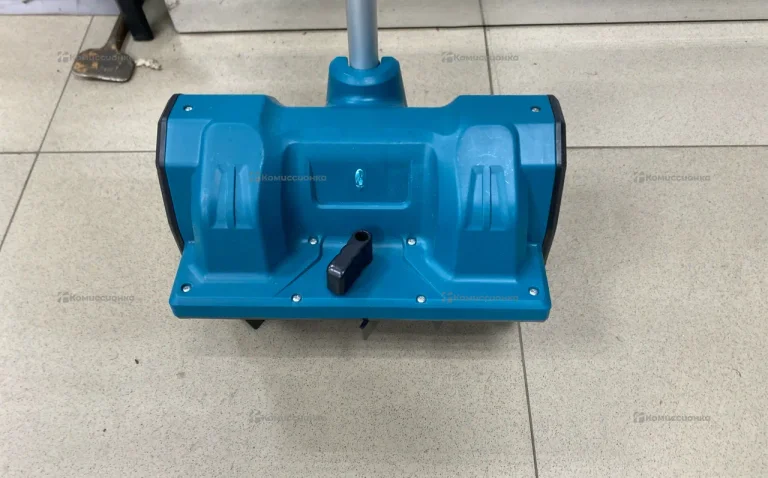 Аккумуляторная снегоуборочная машина