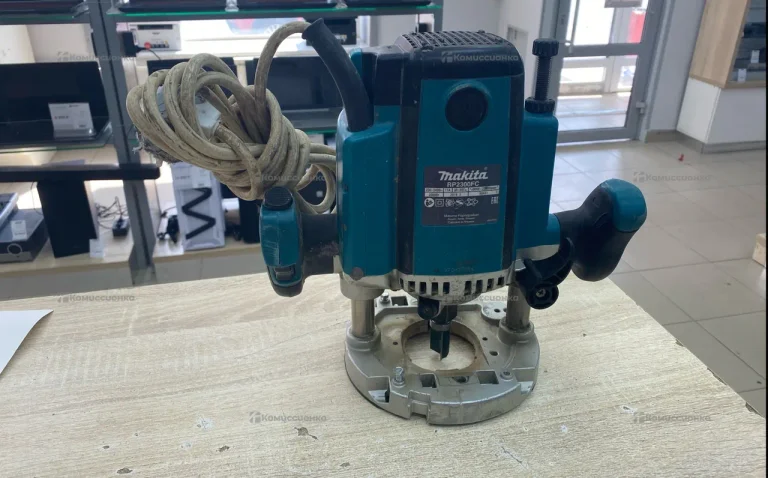 фрезер ручной Makita RP2300FC