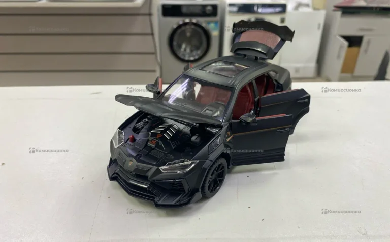 Машинка металлическая Lamborghini Urus 1:24 с дымом, светом и звуком