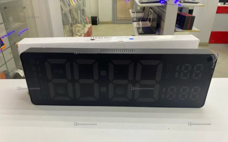 Часы  настенные космос