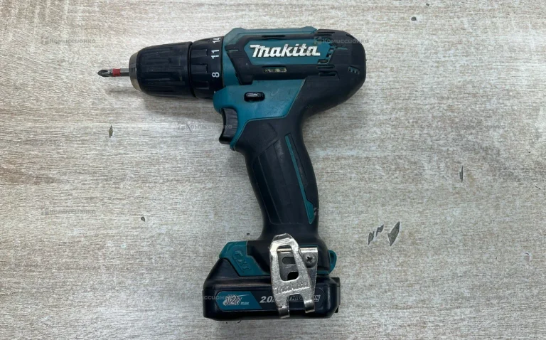 Аккумуляторная дрель-шуруповерт Makita DF333D