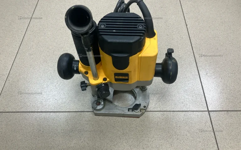 Фрезер dewalt DW 621