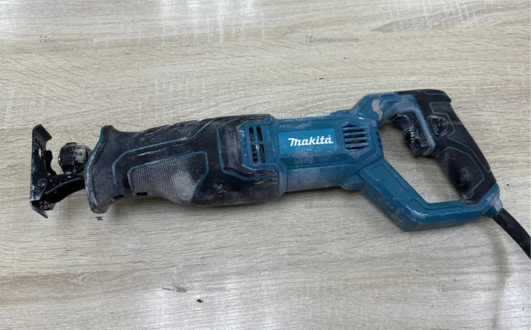 Сабельная пила Makita JR3050