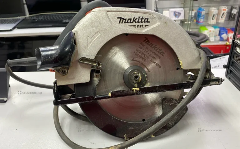Дисковая пила makita M5802