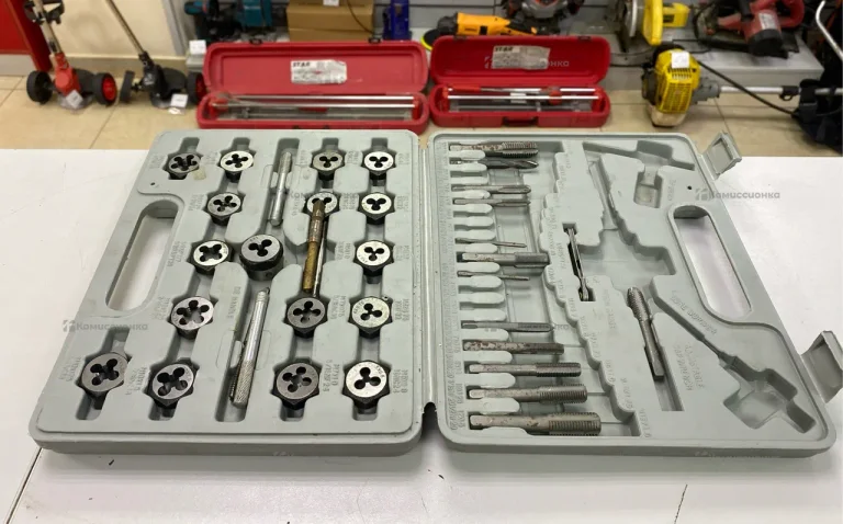 Набор плашек и метчиков