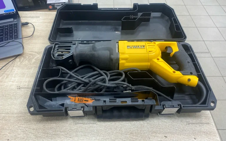 Сабельная пила DeWALT DWE305PK
