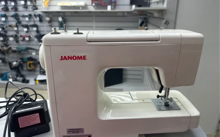 Швейная машина  Janome