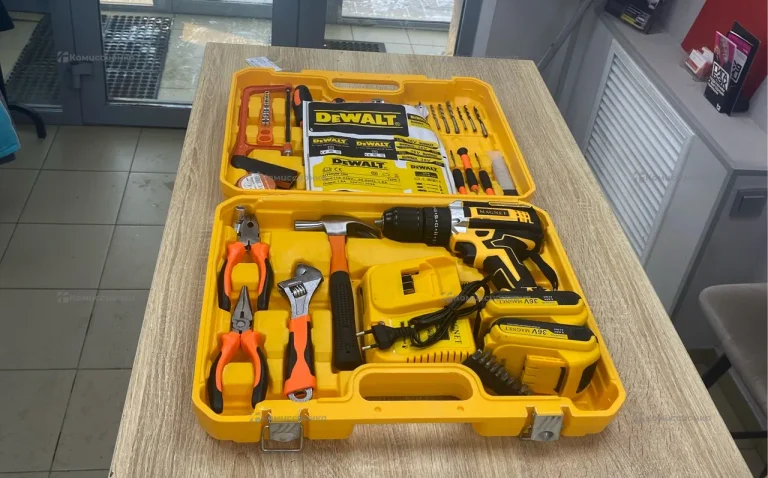 набор инструментов с шуруповертом