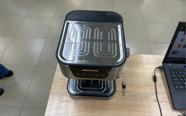 Кофеварка рожковая Redmond RCM-M1513