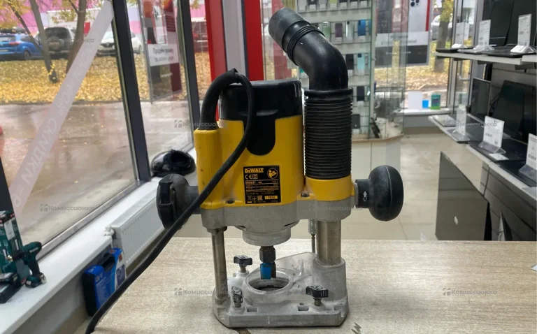 Фрезер DeWALT DW621-QS