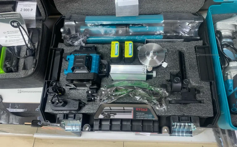 Лазерный уровень Makita.