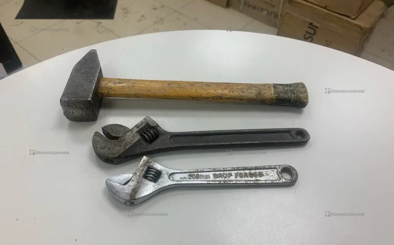 Молоток и 2 ключа