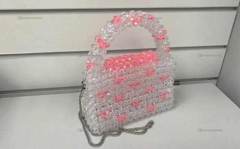 Сумка женская из бусин розовые сердечки