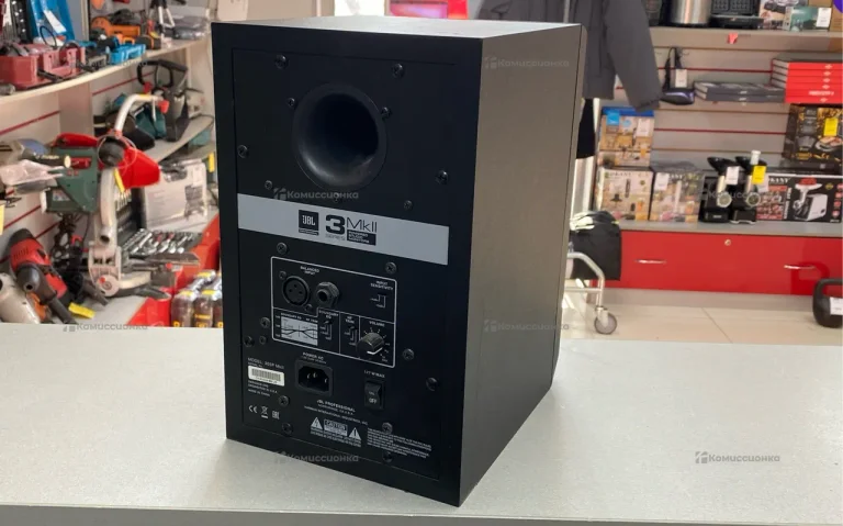 Студийный монитор JBL 305P