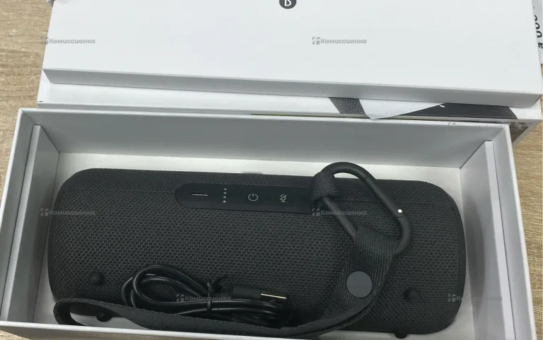 Колонка  Яндекс стоит