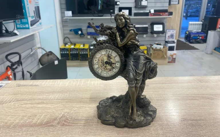Часы  статуэтка