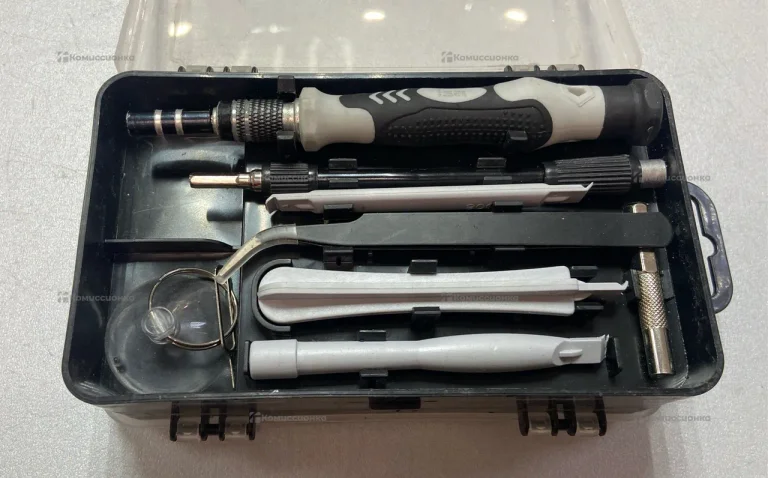 Отвертка с набором бит