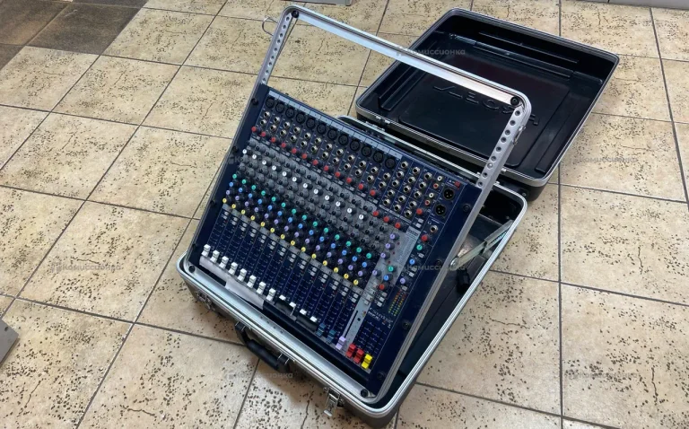 Микшерный пульт Soundcraft MFX12