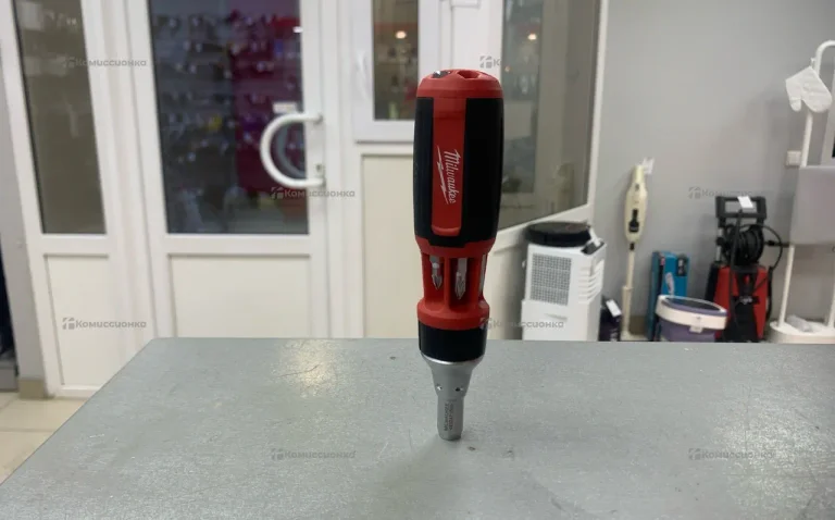 Отвертка Milwuakee с набором бит