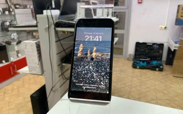 Apple iPhone SE 2020 64 ГБ.