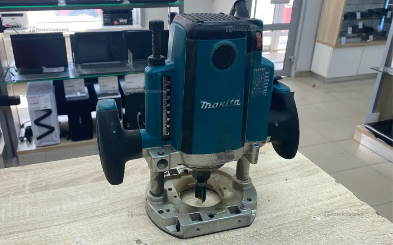 фрезер ручной Makita RP2300FC