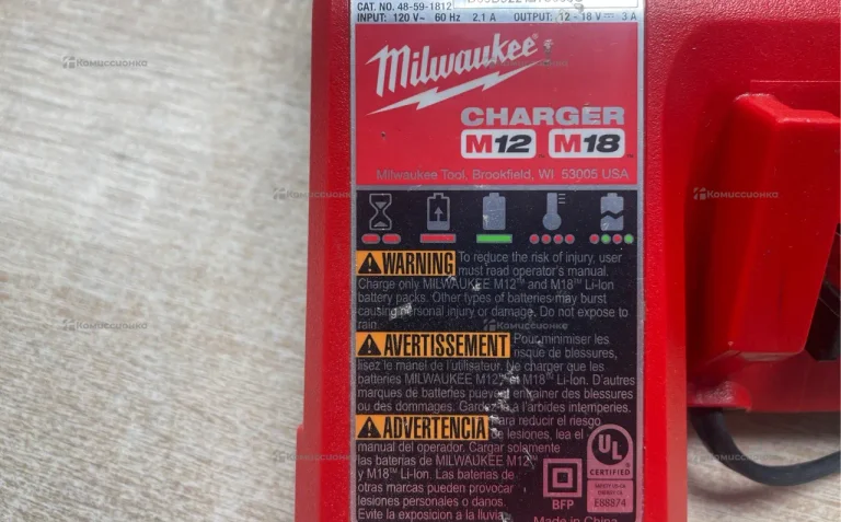 Зарядное устройство Milwaukee 48-59-1812
